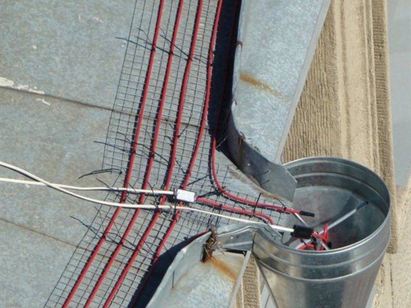 Обогрев кровли (98 фото): антиобледенительные системы для водостоков - выбор и монтаж, прокладка греющего кабеля по крыше