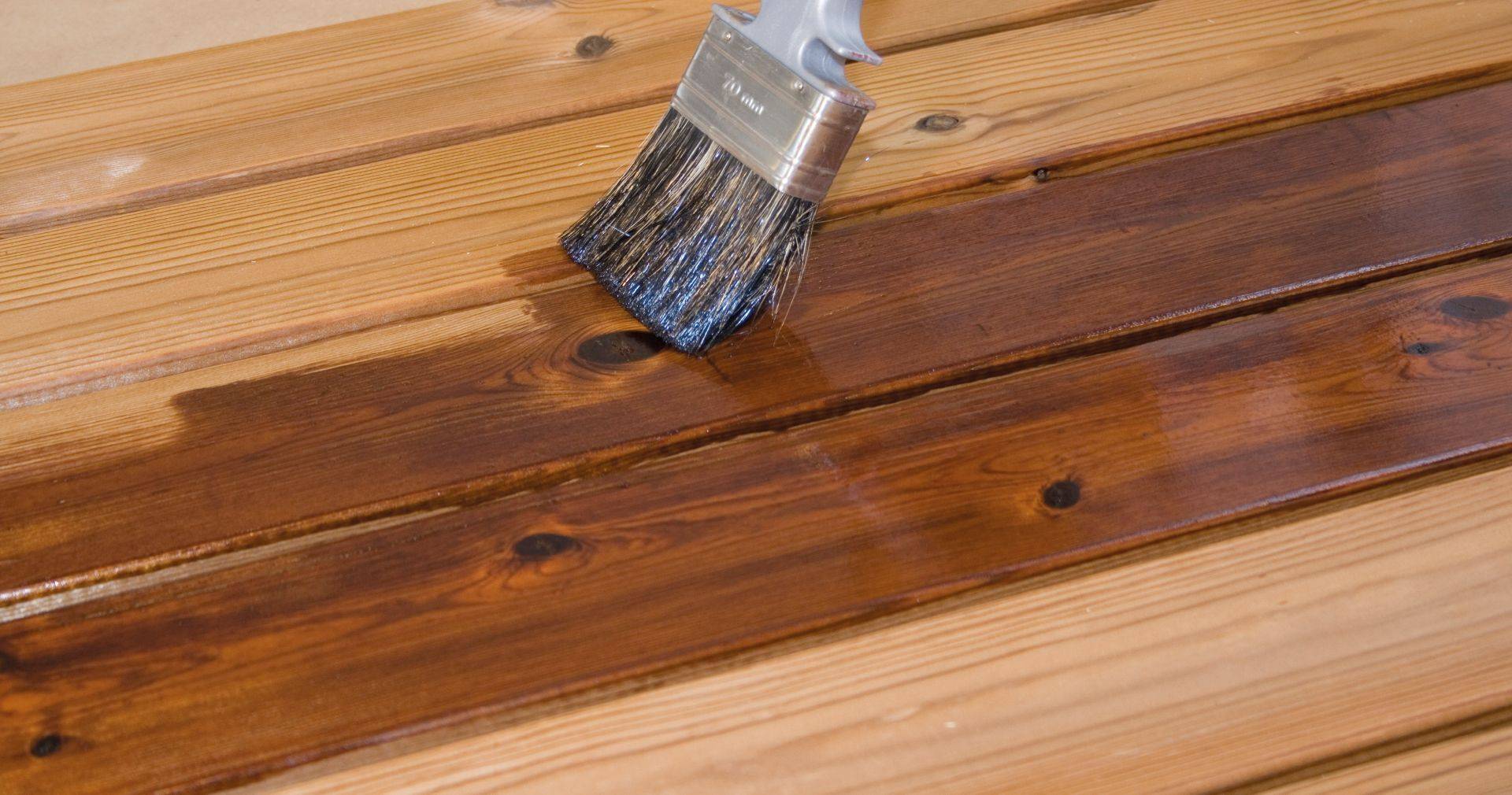 Чем покрыть деревянный пол в квартире или доме: маслом, лаком, воском или краской