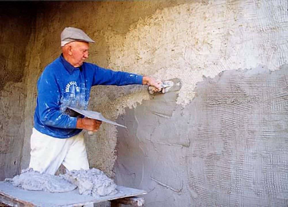 Как штукатурить стены цементно песчаным раствором?