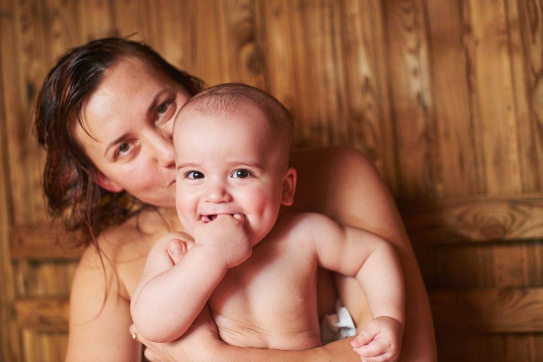 Когда можно купать в бане грудничка: польза и вред для новорожденного малыша