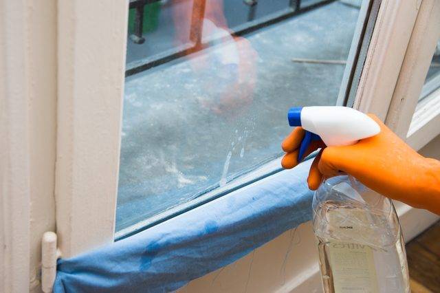 Чем и как отмыть пластиковые окна от желтизны
