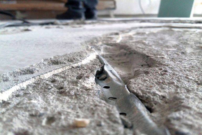 Как заделать трещины в цементно-песчаной стяжке и почему она трескается | советы хозяевам.рф