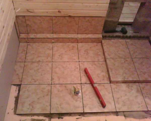 Нескользящая плитка для бани на пол (39 фото): как положить плитку на деревянный пол с уклоном, выбор клея и укладка