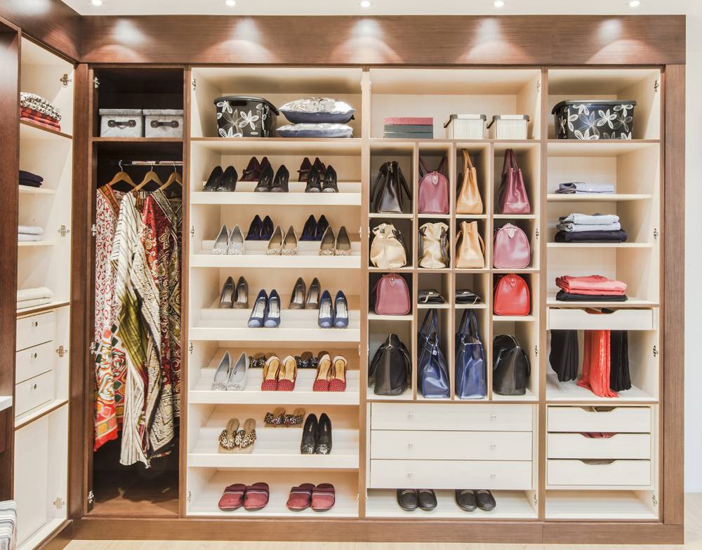 Если нет шкафа: несколько интересных идей для хранения одежды и обуви