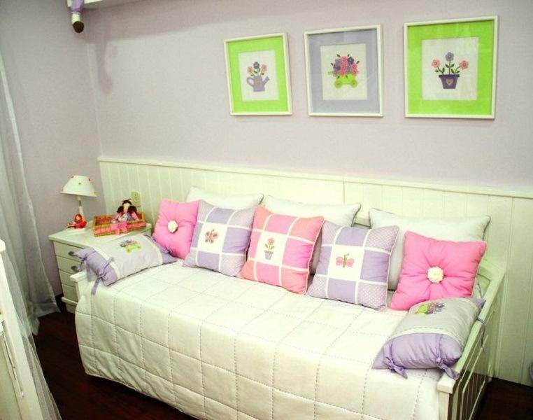 Подушки на стену у кровати в детскую: примеры на фото