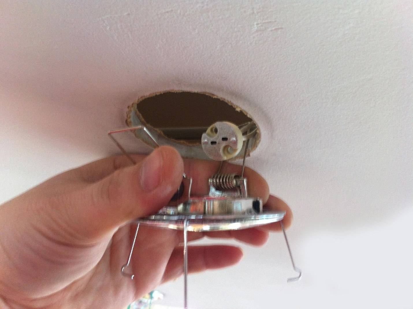 Правила установки светильников в натяжной потолок