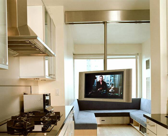 Лучшие телевизоры для кухни. Подвесной телевизор на кухню. Телевизор в интерьере кухни. Телевизор на кронштейне на кухне. Телевизор на малогабаритной кухне.