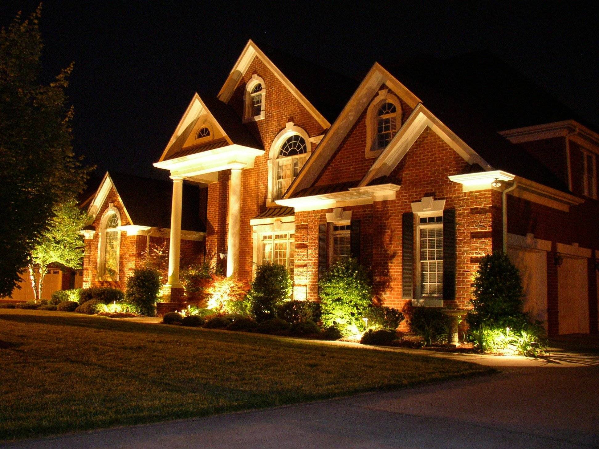 Подсветка фасада дома - ночная визуализация загородного дома