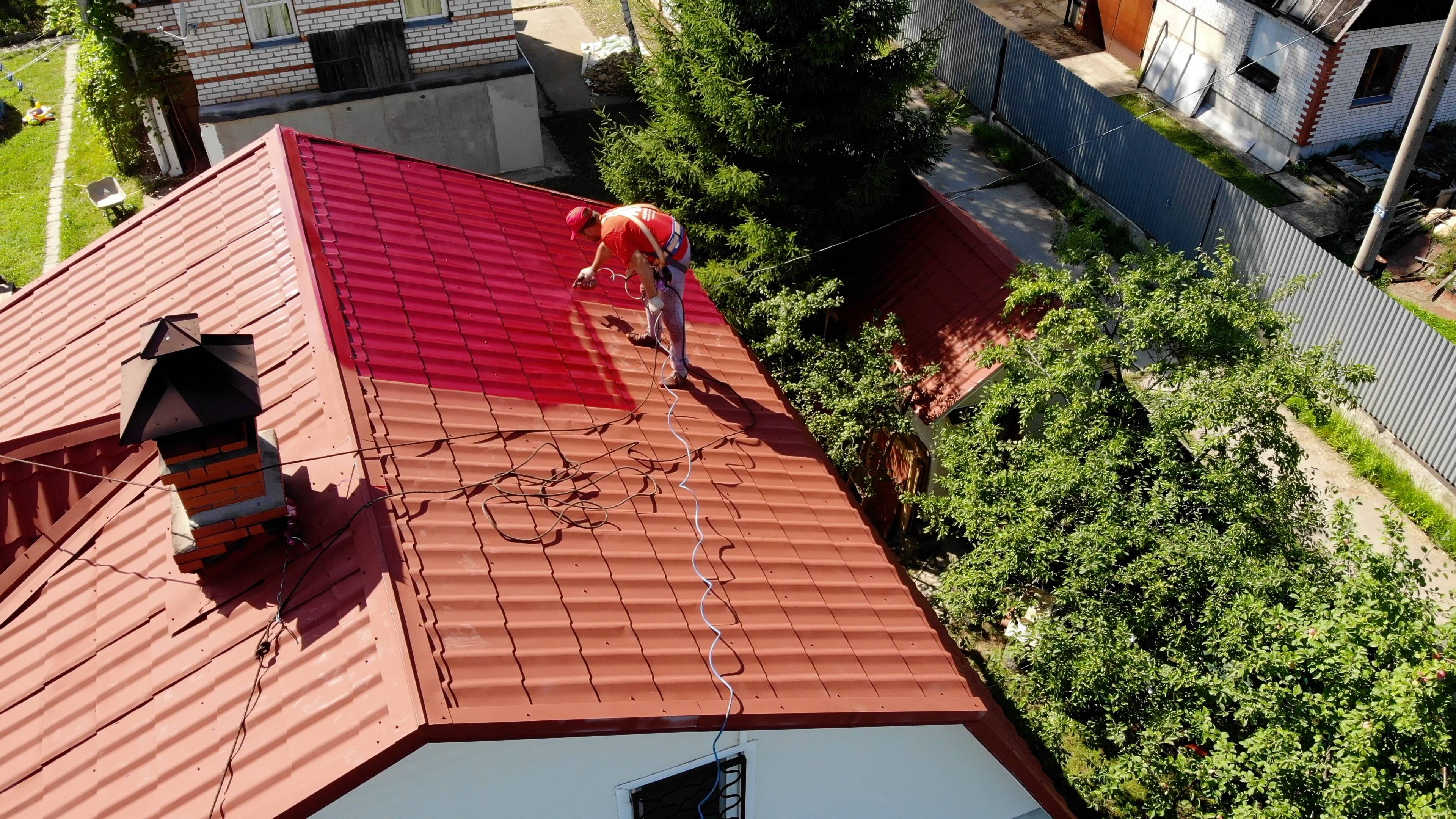 Дом квадратный крыша покраска. Окраска крыши. Окраска крыши дома. Покраска металлической крыши. Окраска металлической кровли.