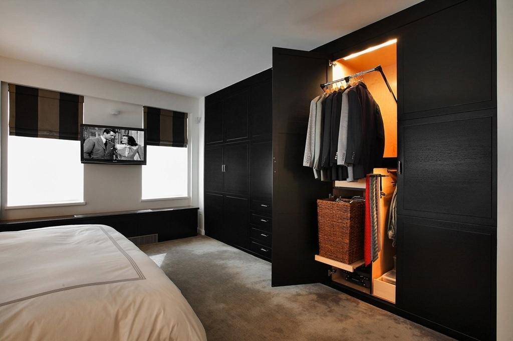 Белые шкафы-купе в спальню (49 фото): особенности современных моделей в светлых тонах с зеркалом, варианты дизайна черно-белых матовых шкафов и мебели с глянцем
