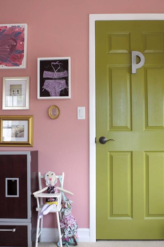 Покраска деревянных дверей: правила проведения лако-красочных работ своими руками