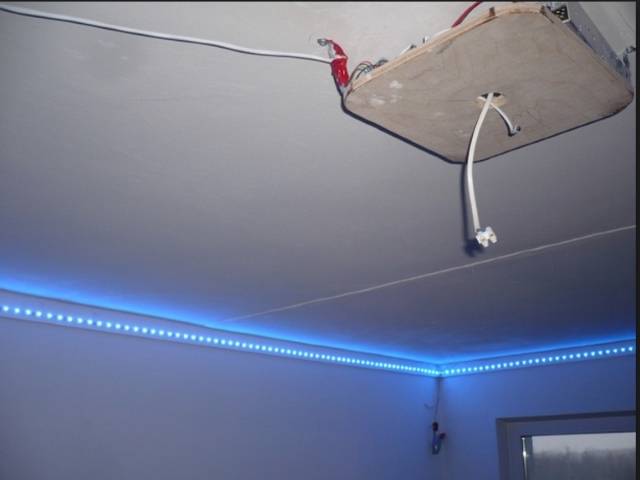 Установка и фото натяжного потолка с подсветкой по периметру