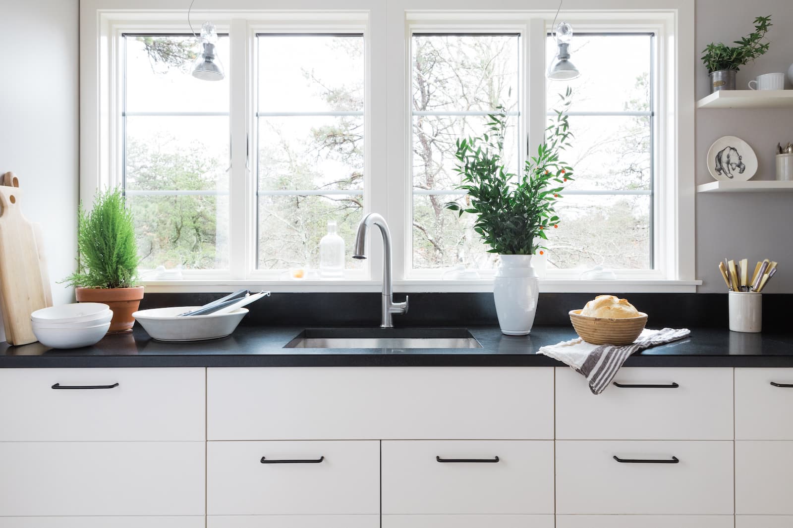 Кухня с раковиной у окна - дизайн и особенности размещения (+50 фото идей)