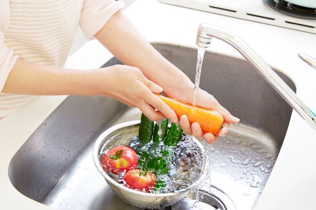 Почему перед едой необходимо мыть овощи и фрукты