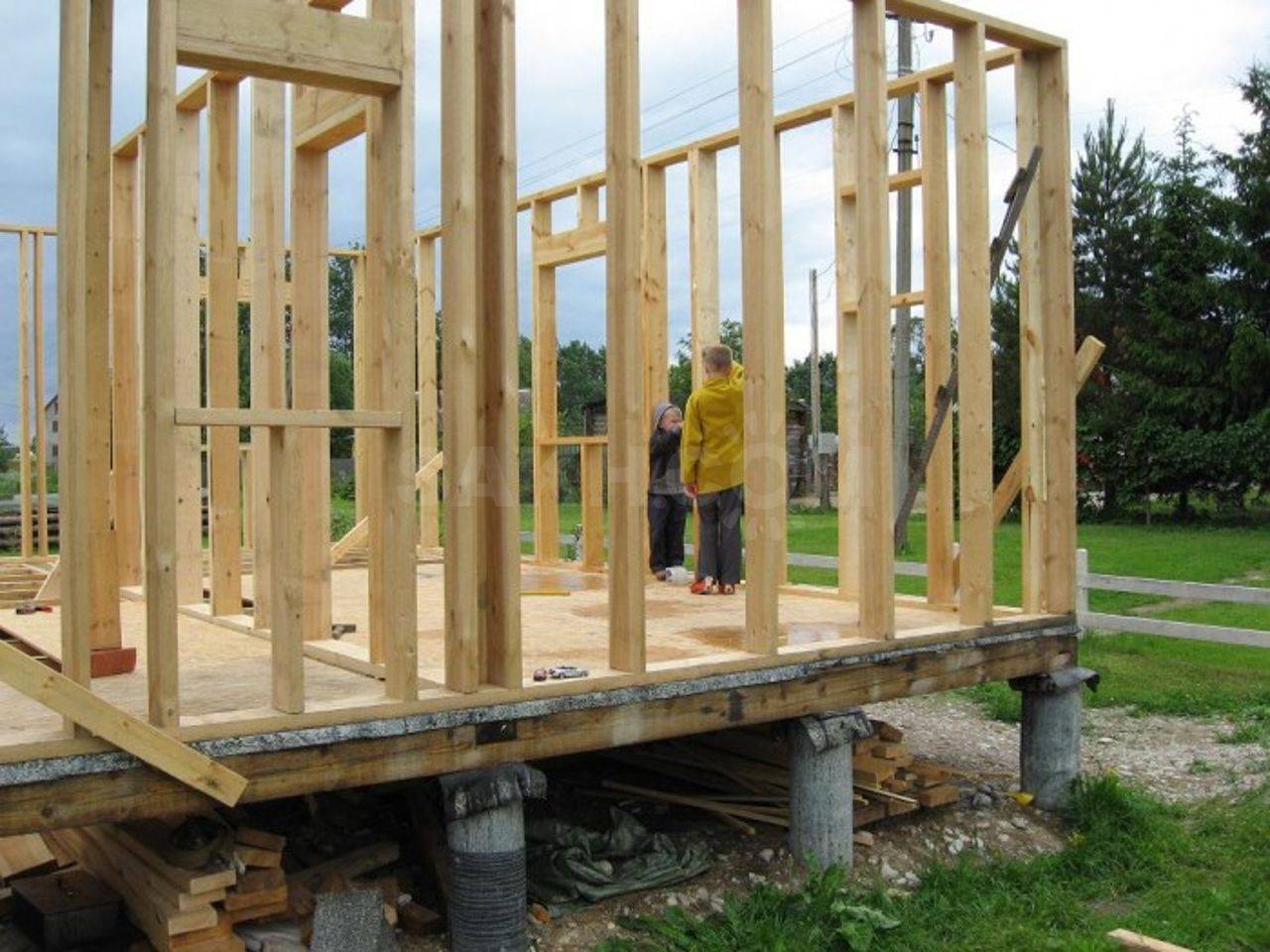 Как построить дом из досок своими руками без опыта строительства: пошаговая инструкция + фото и видео