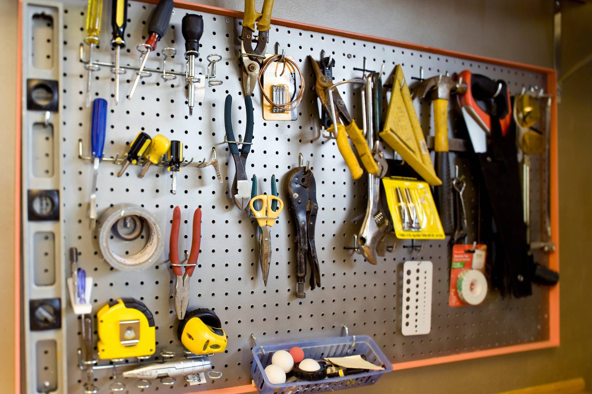Как организовать хранение инструментов в гараже, создание стендов своими руками
