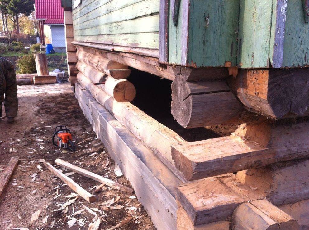 Замена сгнивших венцов деревянного дома