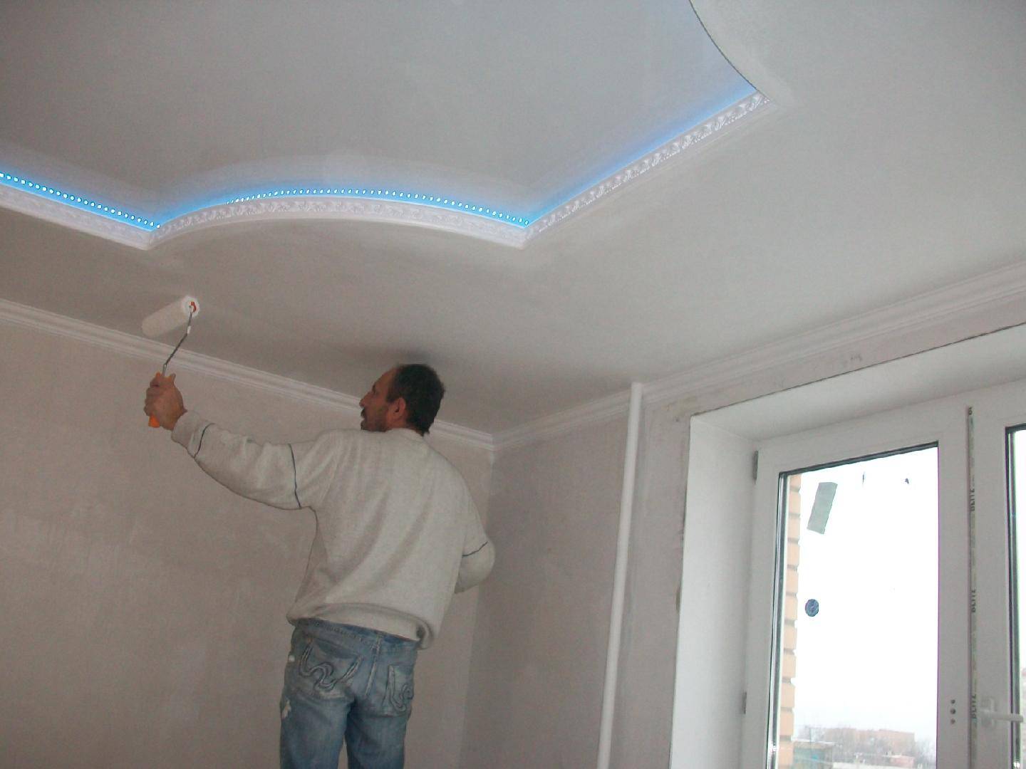 Как красить потолок из гипсокартона — советы профессионала