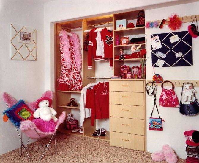 Узкий шкаф (41 фото): высокие модели для одежды с полками, зеркалом и дверью