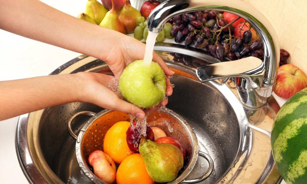 С заботой о здоровье: как правильно мыть фрукты и овощи, нужно ли делать это дважды