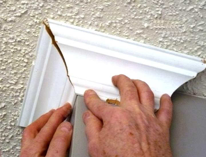 Как резать потолочный плинтус, чтобы углы получились ровными? ( фото и видео)