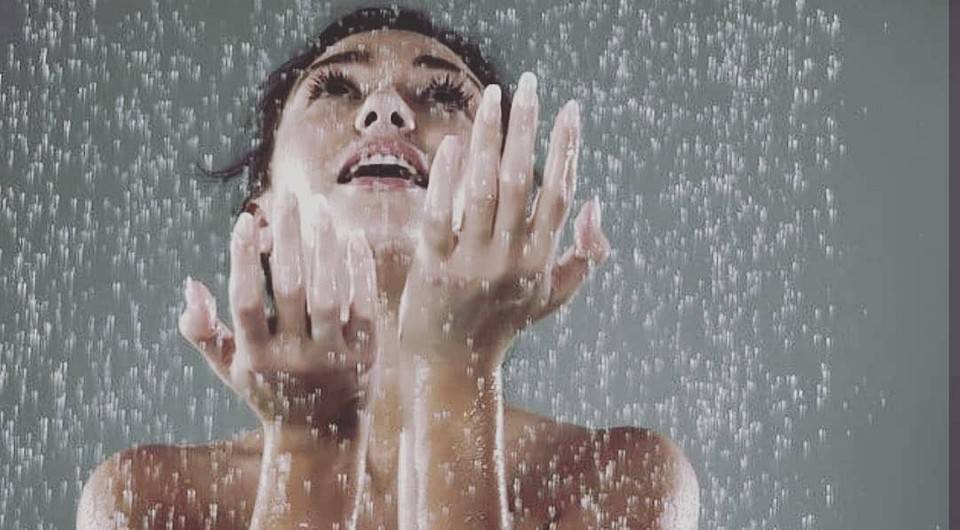 Чем полезен контрастный душ для женщин: похудения, отзывы, как