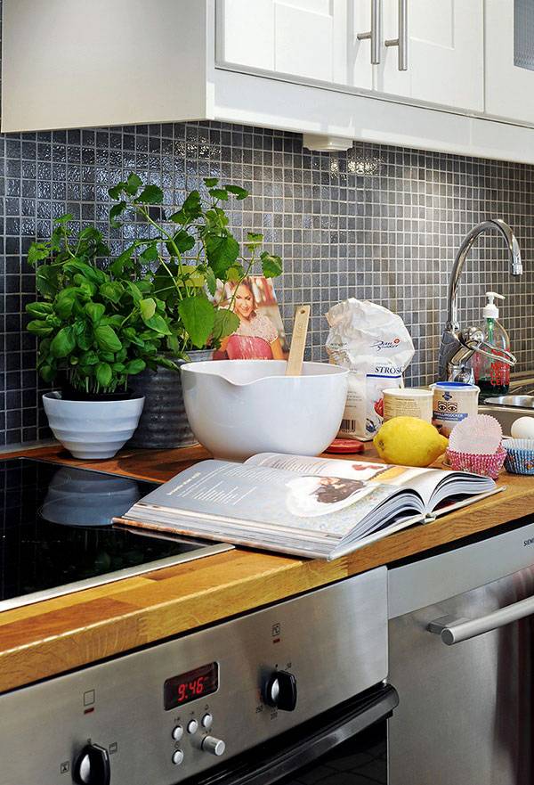 Рабочая зона на кухне (49 фото): высота поверхности стола с выдвижными ящиками, его размер и дизайн, организация кухонной рабочей зоны