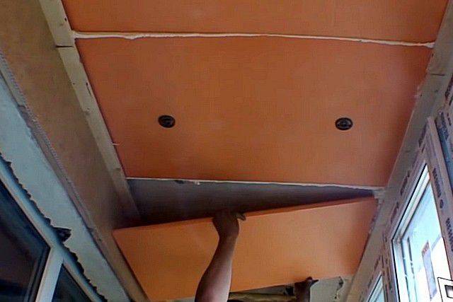 Как сделать потолок на балконе своими руками