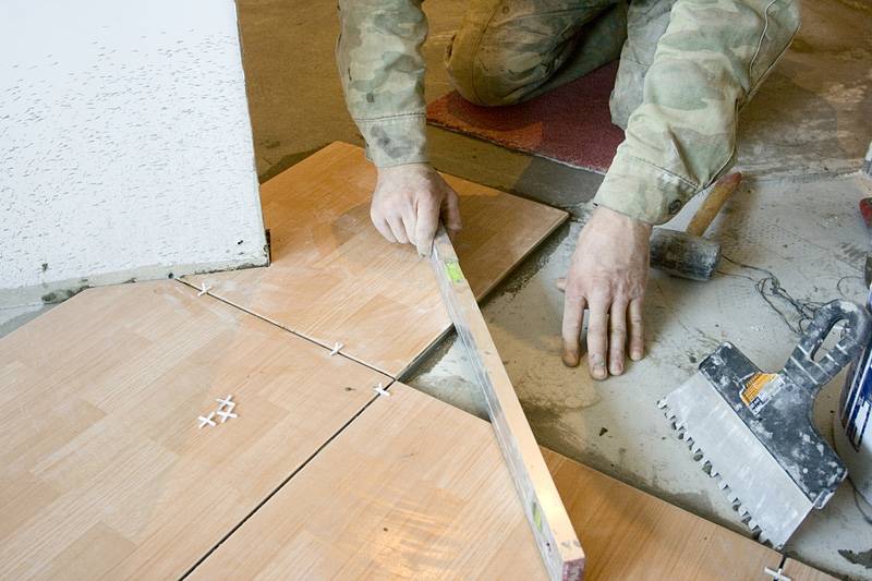 Как положить плитку на деревянный пол: обзор базовых вариантов укладки