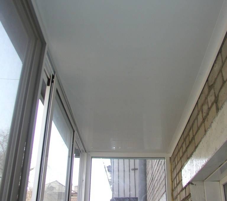 Как лучше сделать потолок на балконе?