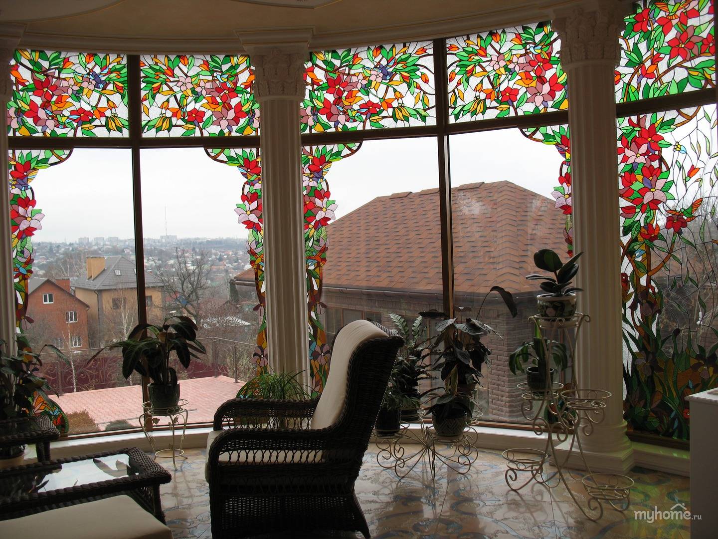 Оформление окна в современном стиле: фото в гостиной, спальне и кухне