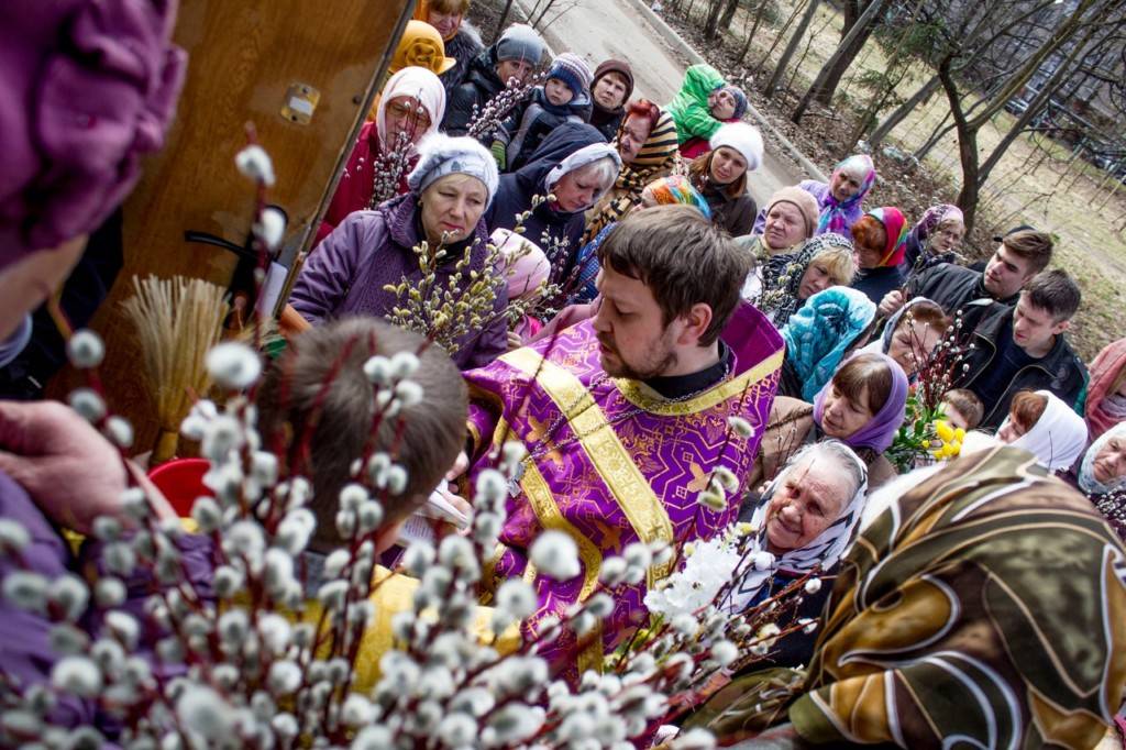 Причастие в вербное воскресенье. Вербное воскресенье в храме. Вербное Воскресениев храме. Украшение храма на Вербное воскресенье. Люди с вербами в храме.