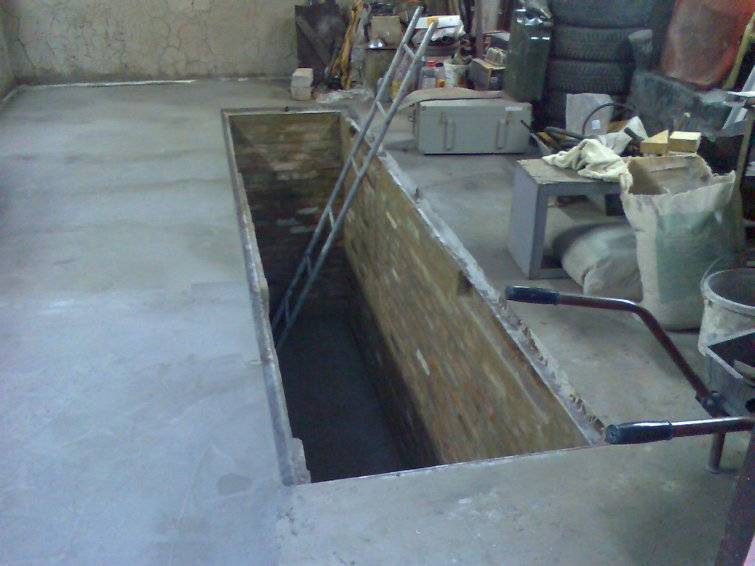 Гидроизоляция гаража: изнутри и снаружи, что делать, если затекает грунтовая и дождевая вода, обработка стен и потолка своими руками