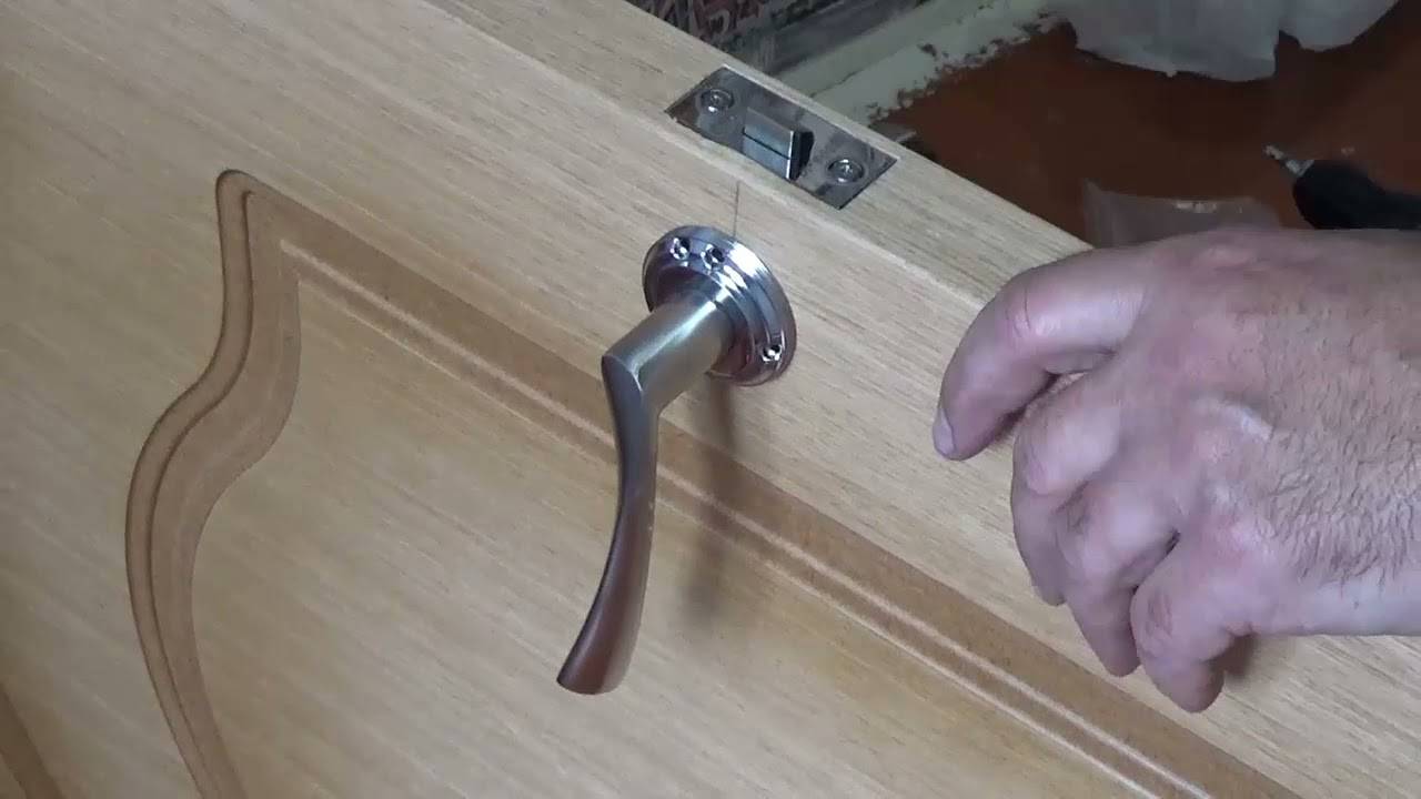 Как врезать замок в межкомнатную дверь своими руками: приспособления для врезки, установка, видео