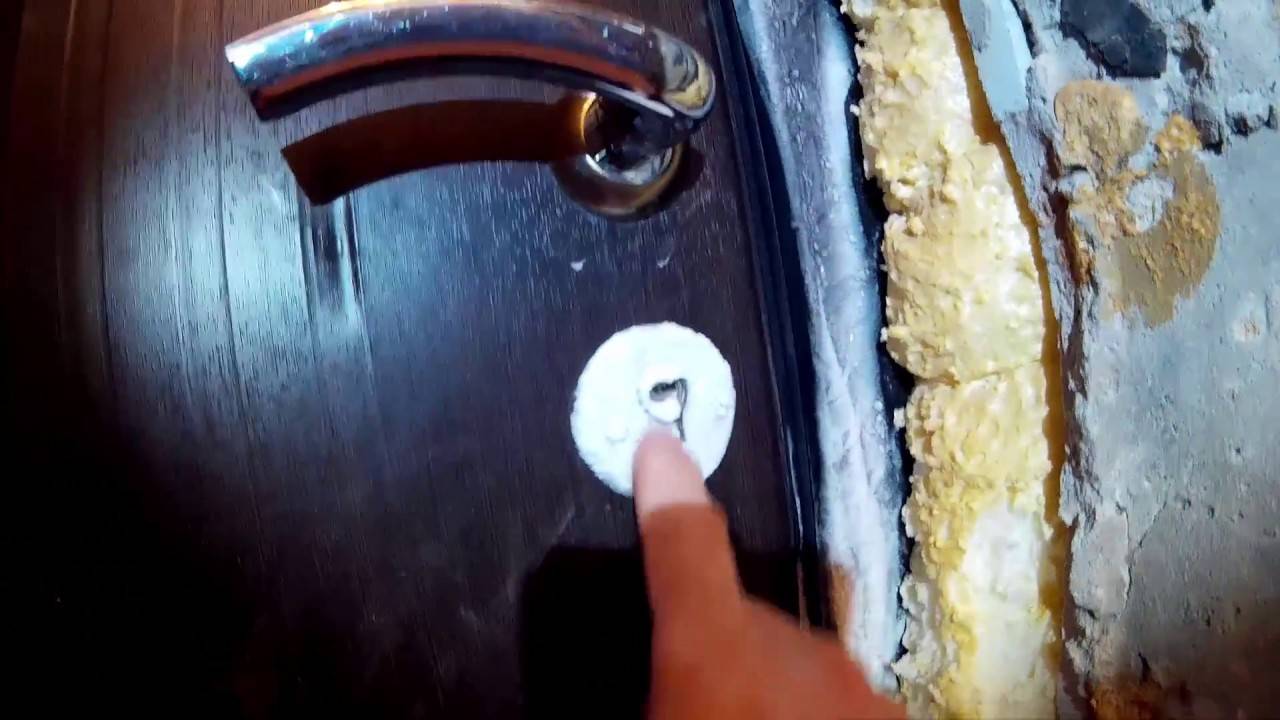 Потеет входная металлическая дверь