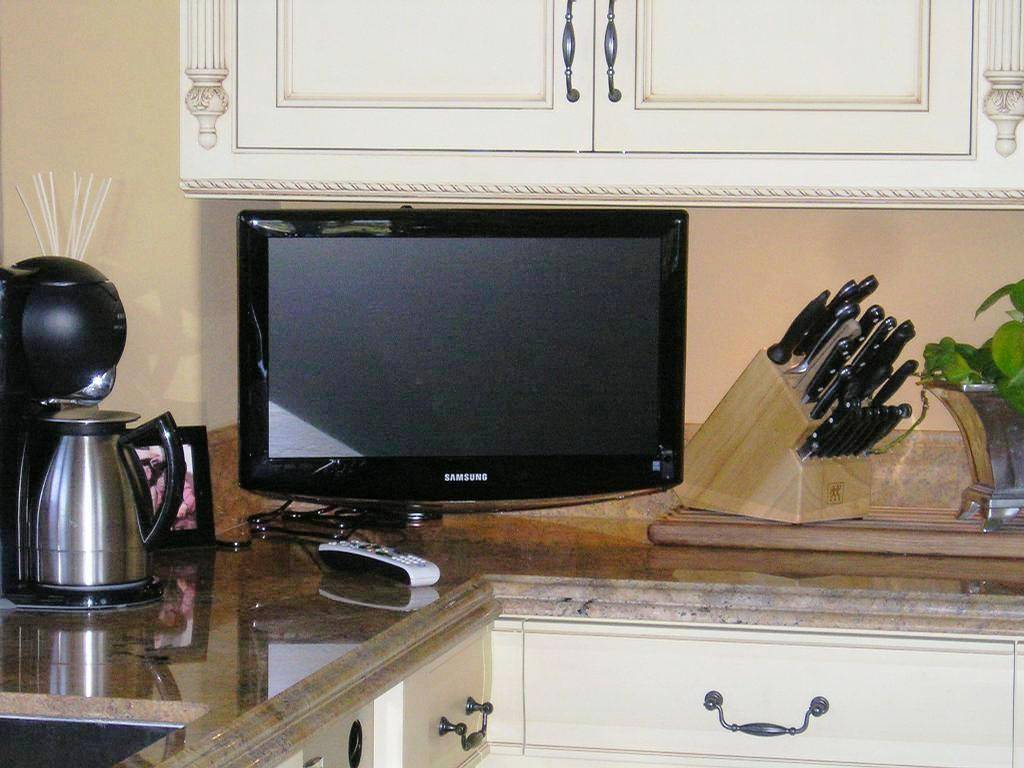 Дизайн кухни с телевизором: 3 совета + фото