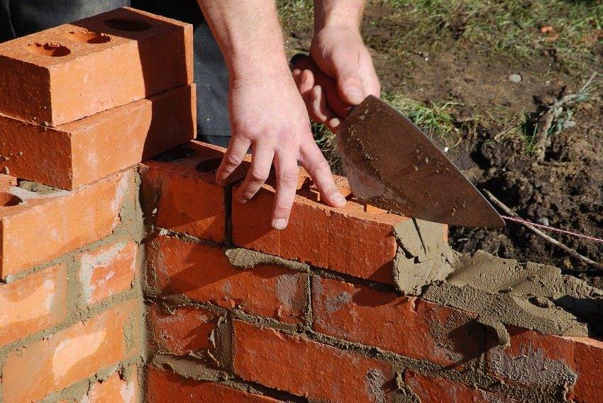 Как осуществляется кладка цоколя в 1 кирпич