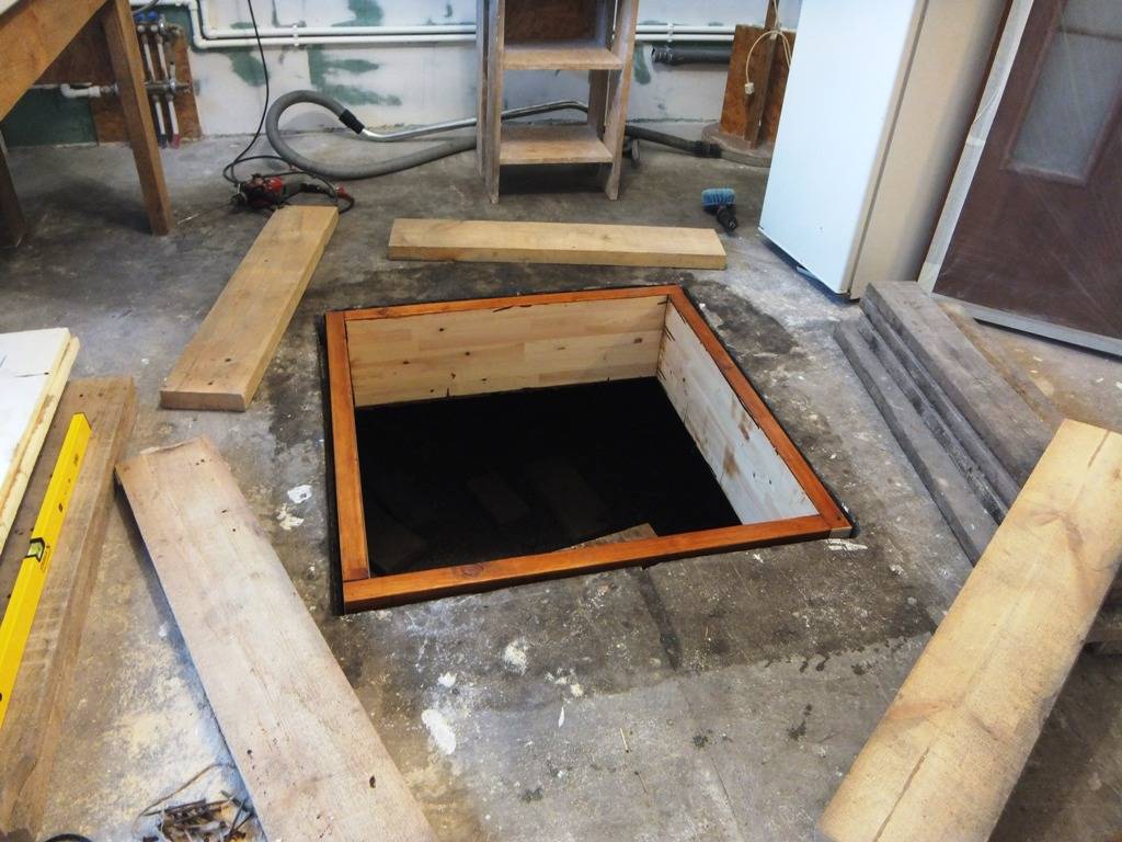 Как сделать люк в полу: напольный люк в подвал своими руками, устройство под плитку, ламинат в деревянном полу, фото и видео