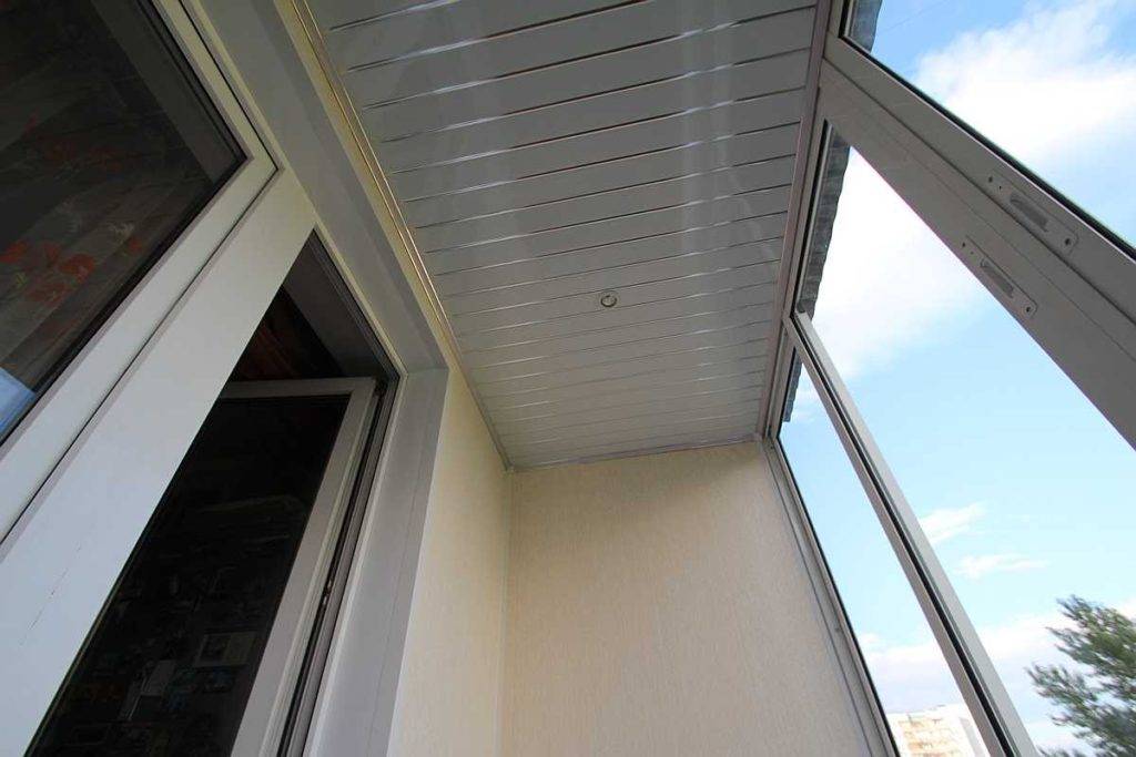 Как сделать потолок на балконе из пластиковых панелей – пошаговое руководство по монтажу