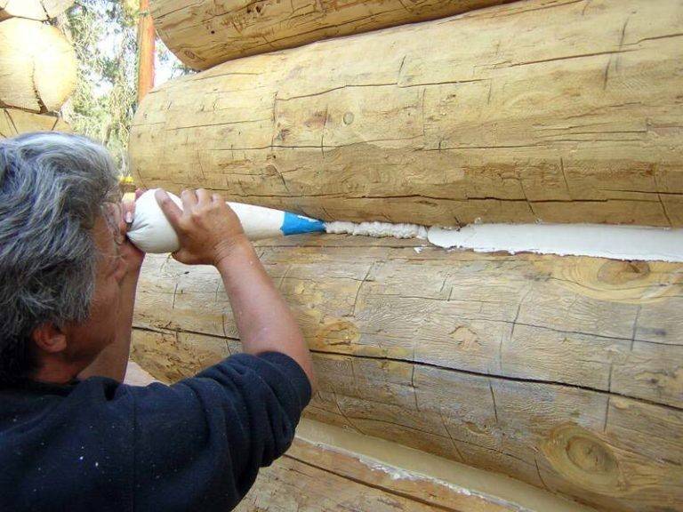 Что лучше для утепления деревянного дома: пена или конопатка