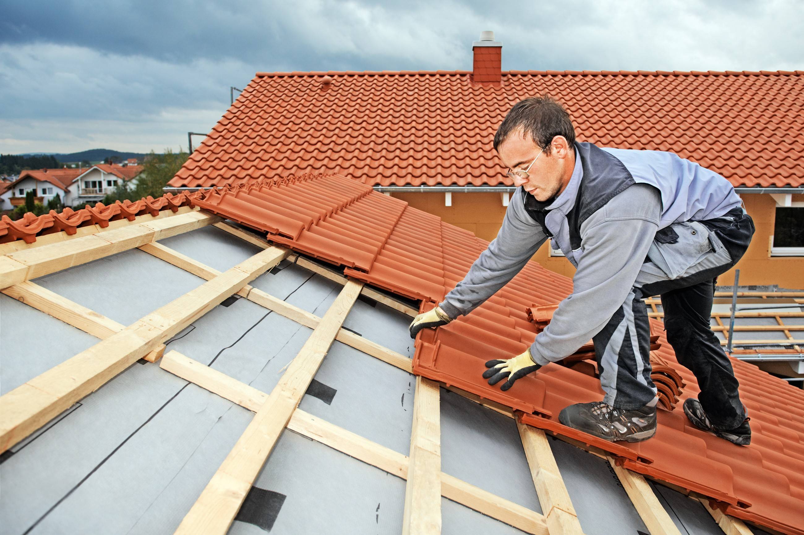 Чем недорого покрыть крышу на даче — 5 экономных вариантов