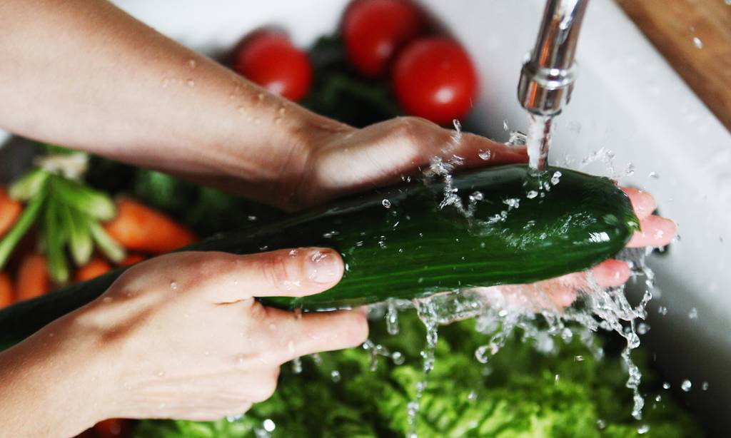 С заботой о здоровье: как правильно мыть фрукты и овощи, нужно ли делать это дважды