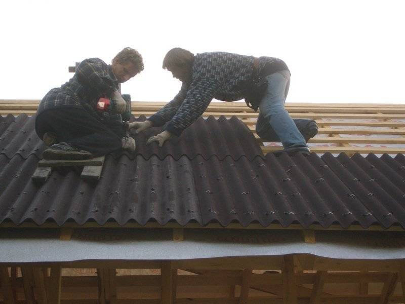Как правильно крыть крышу ондулином своими руками