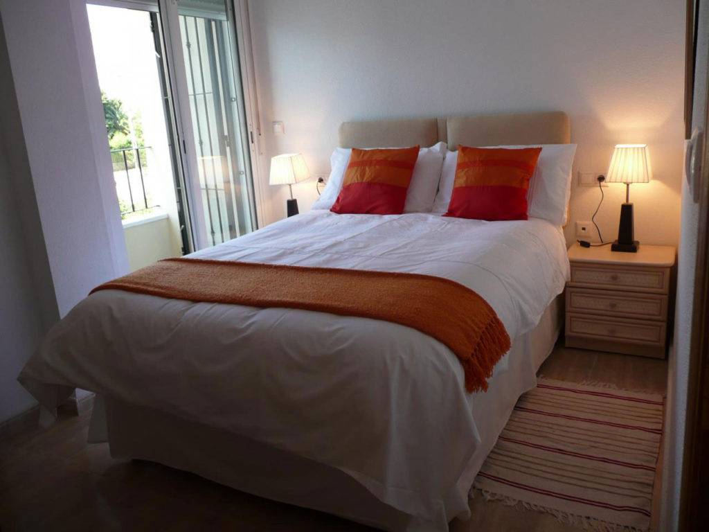 Односпальная кровать (78 фото): белая одноместная кровать с матрасом в спальню