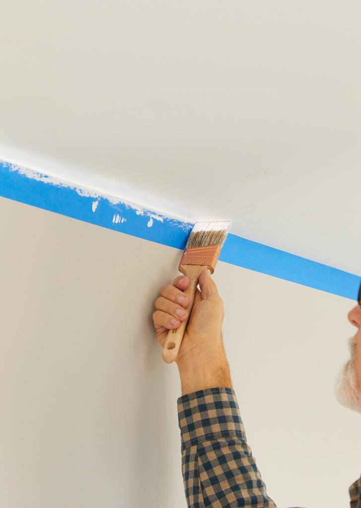 Покраска потолка: пошаговые инструкции выполнения работы
