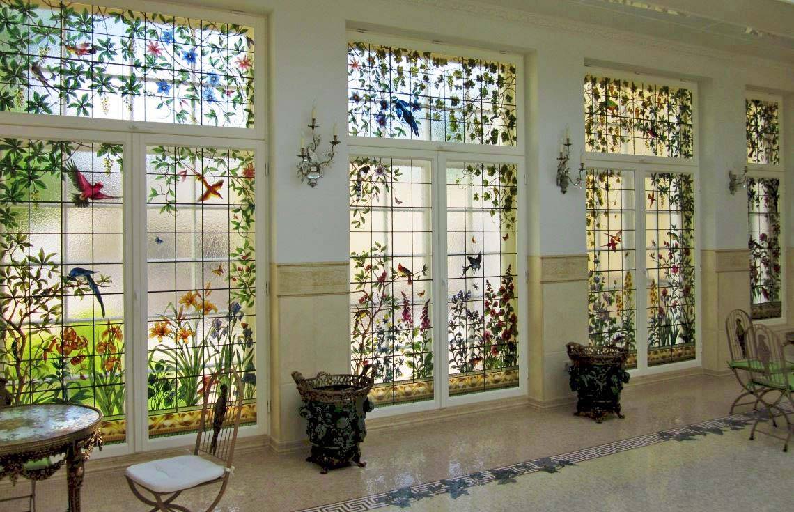 Идеи оформления помещений витражными окнами: Советы по подбору, красивые примеры в интерьере
