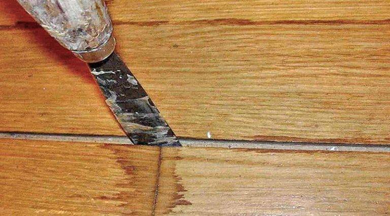 3 лучших способа заделать щели в деревянном потолке