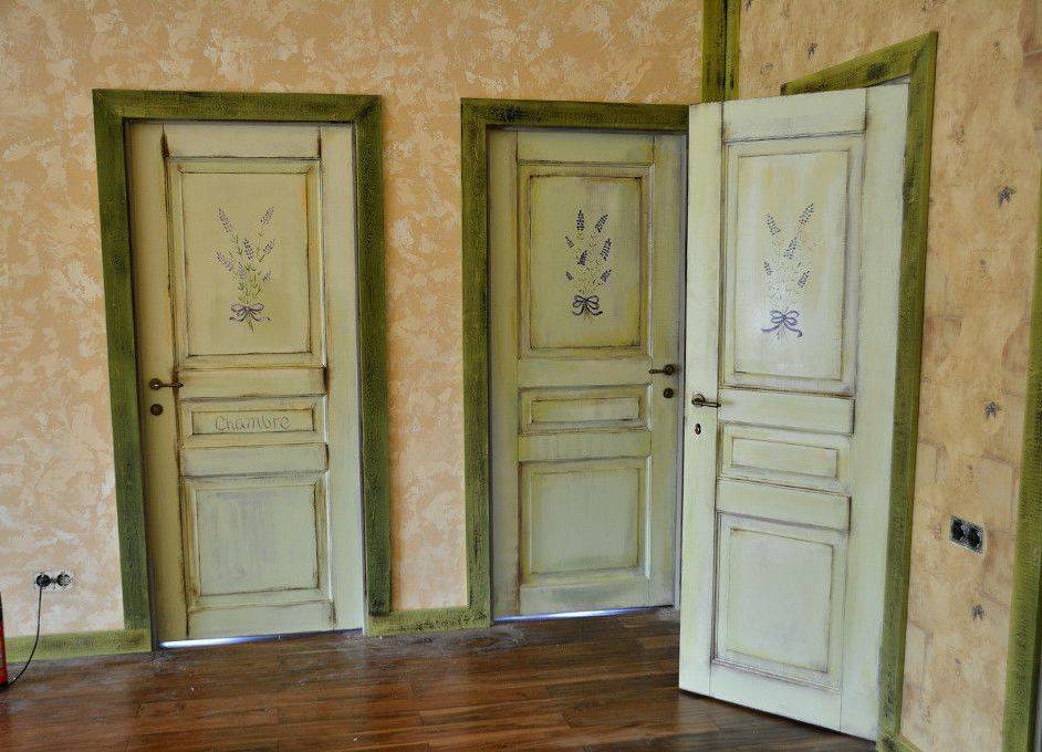 Как покрасить деревянную дверь: правильная технология и применяемые материалы