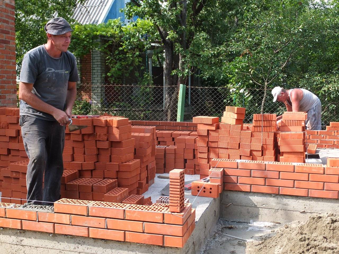 Как португальская бабушка строит кирпичный дом своими руками: пошаговая инструкция