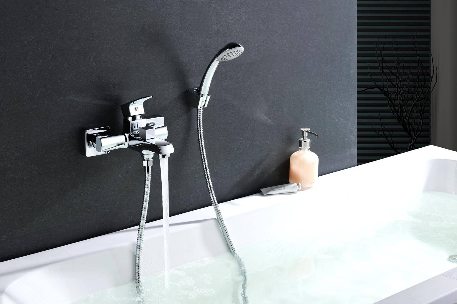 Надёжный смеситель для ванны с душем: как выбрать оптимальный вариант?